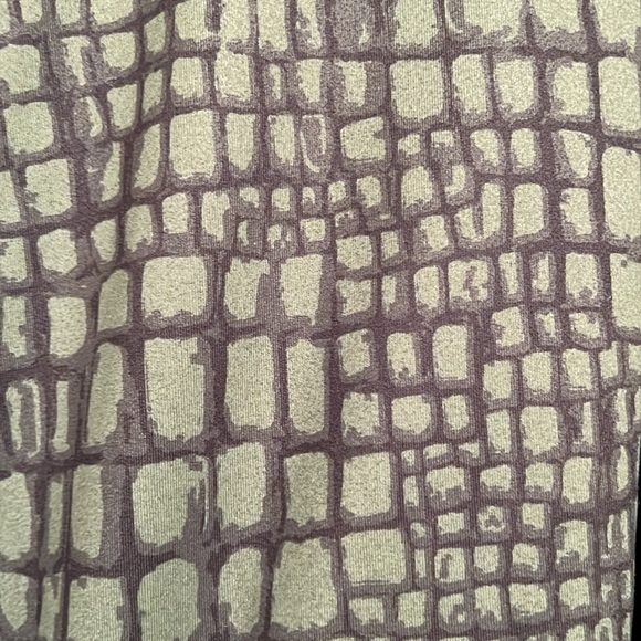 Fabletics Define High Waisted 9” Short - S - Picture 3 of 3